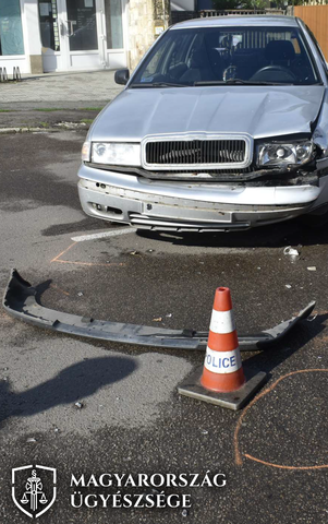 Baleset vádlott autó véghelyzet Logó