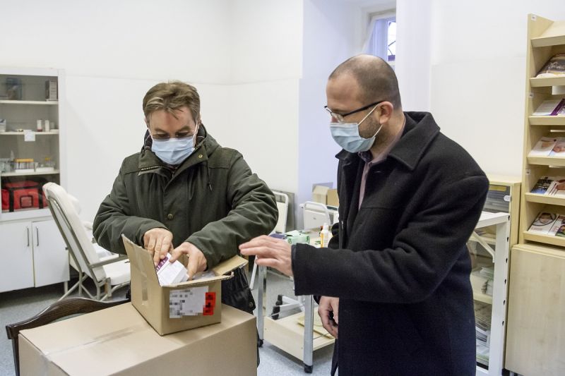 vakcinaszállítmány-astrazenca-mti-kompapéter (2)