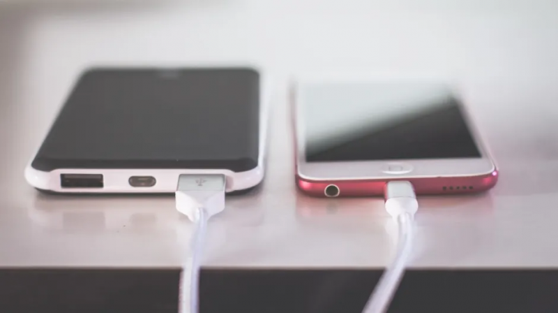 telefontöltő-unsplash