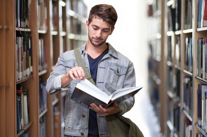 student-3500990_1280 (1)