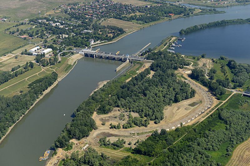 A_kiskörei_vízerőmű_a_hallépcsővel