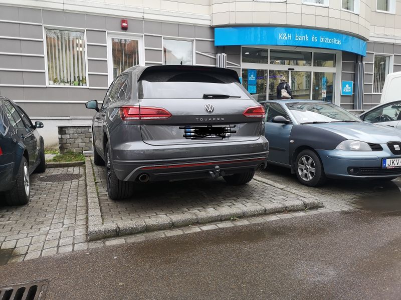 parkolo_eger_bank_mellett