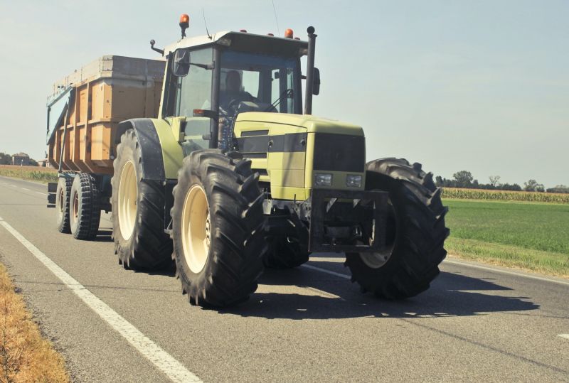 traktor-úton-pexels-