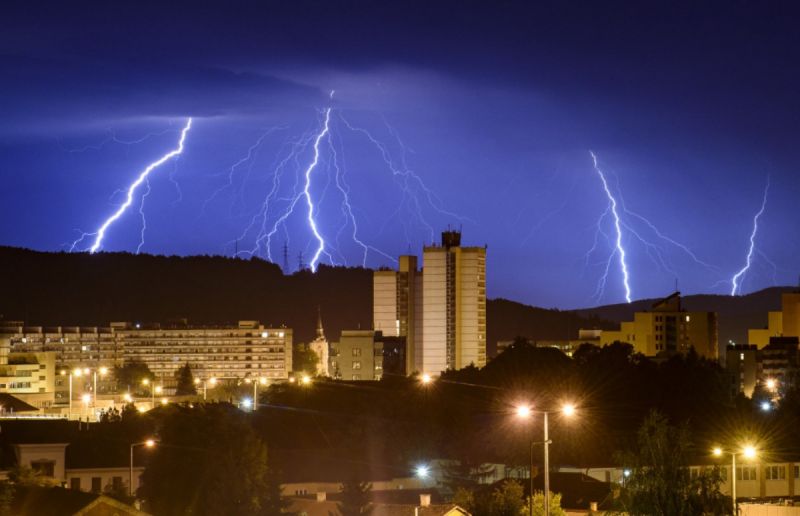 vihar-MTI-Komka Péter