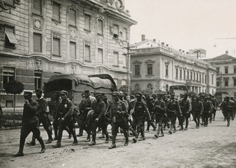 voroskatonak_szolnokon