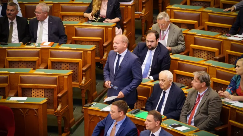 simicskó-fb